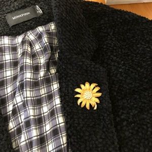 Vintage gold daisy brooch pin with rhinestones